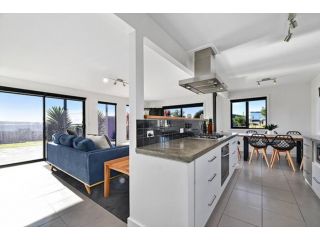 Top Of The Bay-Modern Home With Spectacular Views Guest house, St Helens - 5