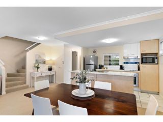 Relax and unwind in 2 Bedroom Townhouse Apartment, Noosaville - 3