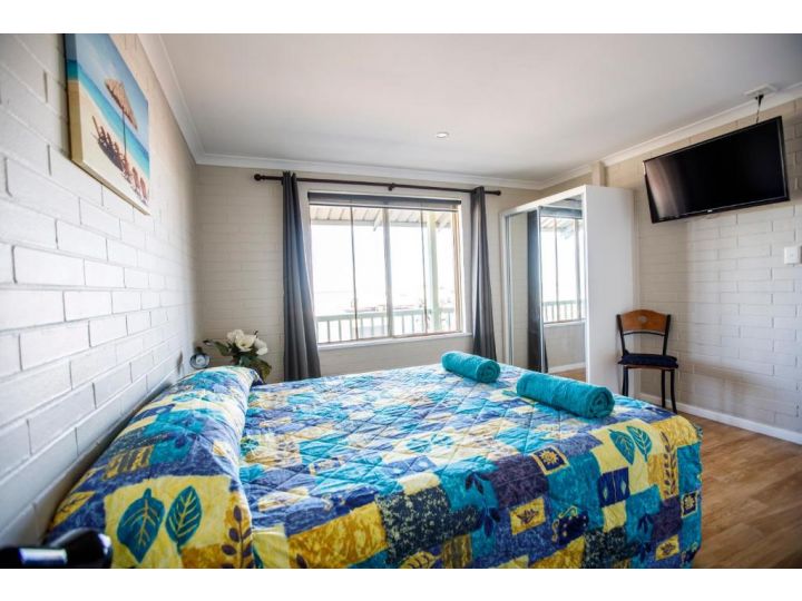 Shark Bay Seafront Apartments Aparthotel, Denham - imaginea 17