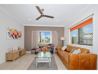 Trendy 4 bedroom in Fairfield Waters Guest house, Townsville - 1