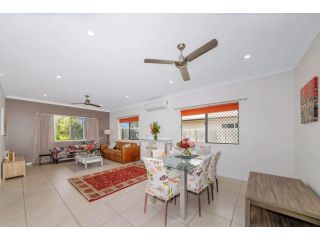 Trendy 4 bedroom in Fairfield Waters Guest house, Townsville - 4