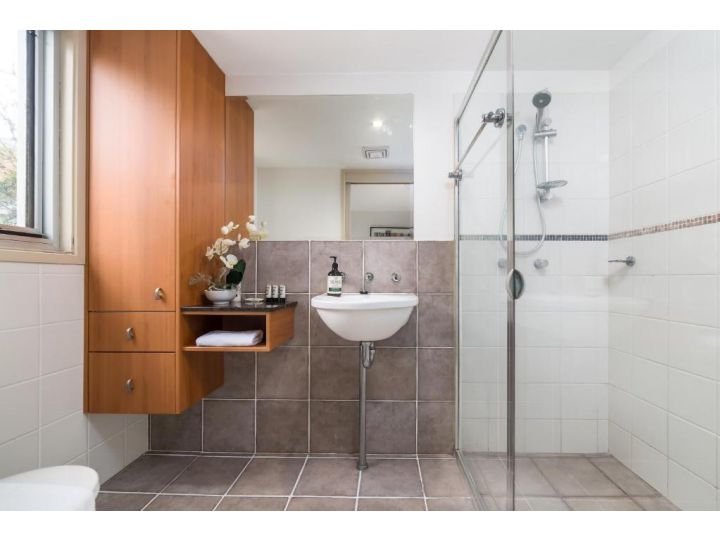 Trendy Braddon 1-Bed Apartment with Lush Courtyard Apartment, Canberra - imaginea 12