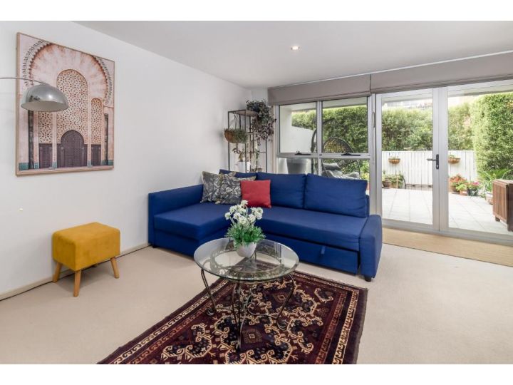 Trendy Braddon 1-Bed Apartment with Lush Courtyard Apartment, Canberra - imaginea 1