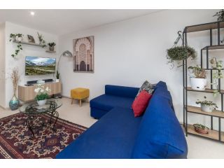 Trendy Braddon 1-Bed Apartment with Lush Courtyard Apartment, Canberra - 3