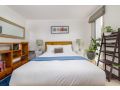 Trendy Braddon 1-Bed Apartment with Lush Courtyard Apartment, Canberra - thumb 11