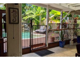 Tropical getaway with private pool 100m from beach Guest house, Port Douglas - 5