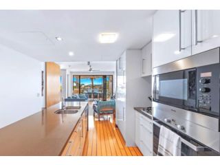 Tropical Marina Lifestyle at The Port of Airlie Apartment, Airlie Beach - 5