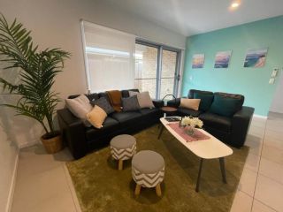 Tropical Ocean Vibe Holiday House in Strathpine Guest house, Queensland - 3