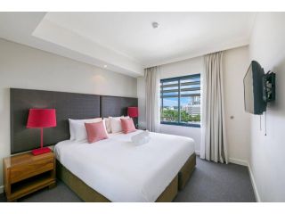 Tropical Resort Style Pool Escape with King Bed Apartment, Darwin - 4