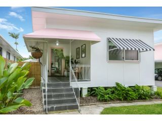 Tropicana Bungalow - Retro Dog friendly Getaway Guest house, Cairns North - 1