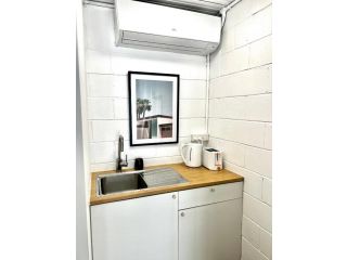 Tugun Hideaway - 1 bed, 1 bath private guesthouse Apartment, Gold Coast - 3