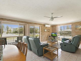 Tumut Unit 1 - Great unit in a central location to beaches, clubs and shopping Apartment, Coolangatta - 1