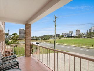 Tumut Unit 1 - Great unit in a central location to beaches, clubs and shopping Apartment, Coolangatta - 2