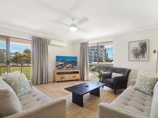 Tumut Unit 2 - Great unit in a central location to beaches, clubs and shopping Wi-Fi included Apartment, Coolangatta - 1