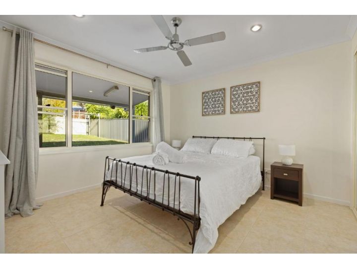 Twin Haven Waterfront Home 5 Minute Drive from Hyams Beach Guest house, Erowal Bay - imaginea 7