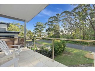 Twin Haven Waterfront Home 5 Minute Drive from Hyams Beach Guest house, Erowal Bay - 2