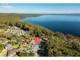 Twin Haven Waterfront Home 5 Minute Drive from Hyams Beach Guest house, Erowal Bay - 3