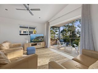 Twin Haven Waterfront Home 5 Minute Drive from Hyams Beach Guest house, Erowal Bay - 4
