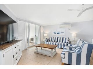Two Bedroom Hamptons In Upmarket Resort - Ocean Views Apartment, Hervey Bay - 3