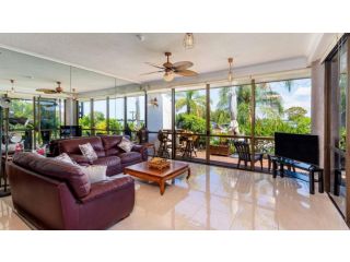 Two Storey Unit With Breathtaking Views Guest house, Queensland - 3