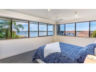 Two Storey Unit With Breathtaking Views Guest house, Queensland - 1