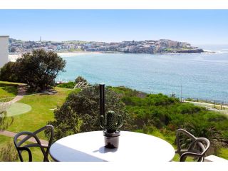 Stylish Apartment With Views Over Bondi Beach Apartment, Sydney - 3