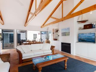 Unit 1 44 Danalene Pde fantastic waterfront property with air con Guest house, Corlette - 4