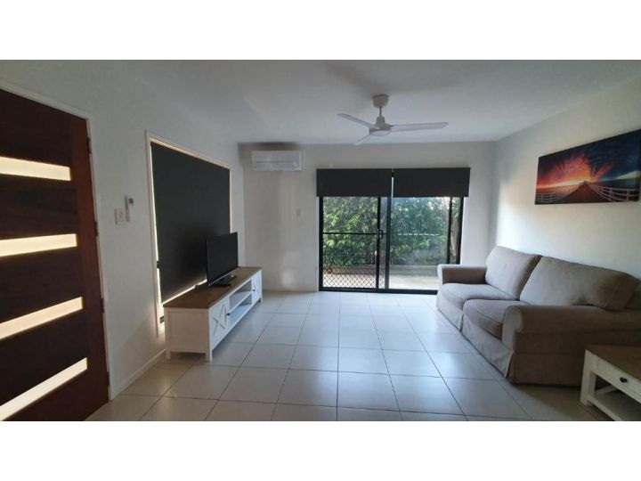 Unit 1 Rainbow Surf - Modern, two storey townhouse with large shared pool, close to beach and shop Guest house, Rainbow Beach - imaginea 7