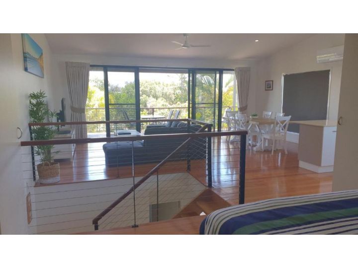 Unit 1 Rainbow Surf - Modern, two storey townhouse with large shared pool, close to beach and shop Guest house, Rainbow Beach - imaginea 8
