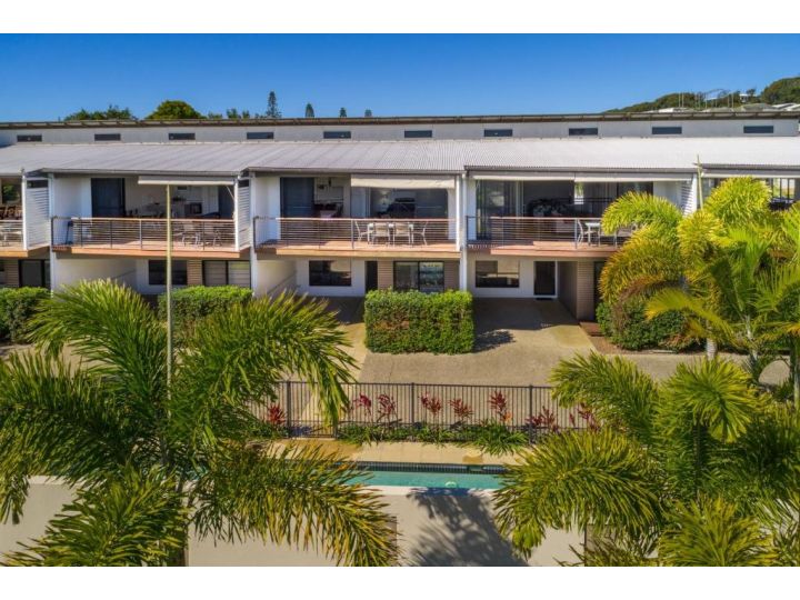 Unit 1 Rainbow Surf - Modern, two storey townhouse with large shared pool, close to beach and shop Guest house, Rainbow Beach - imaginea 17