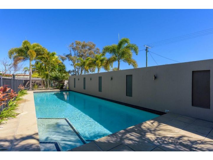 Unit 1 Rainbow Surf - Modern, two storey townhouse with large shared pool, close to beach and shop Guest house, Rainbow Beach - imaginea 18