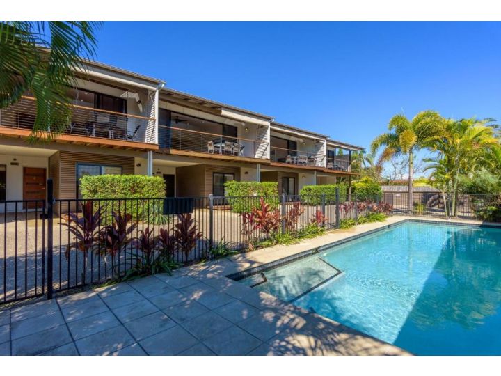 Unit 1 Rainbow Surf - Modern, two storey townhouse with large shared pool, close to beach and shop Guest house, Rainbow Beach - imaginea 2