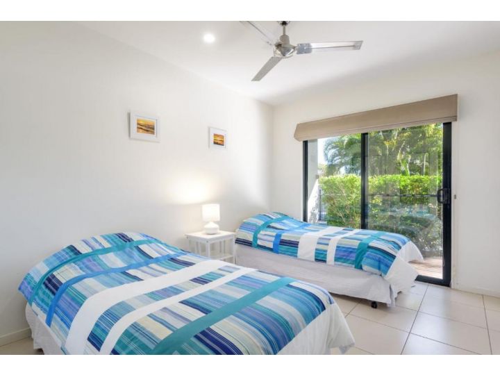 Unit 1 Rainbow Surf - Modern, two storey townhouse with large shared pool, close to beach and shop Guest house, Rainbow Beach - imaginea 12