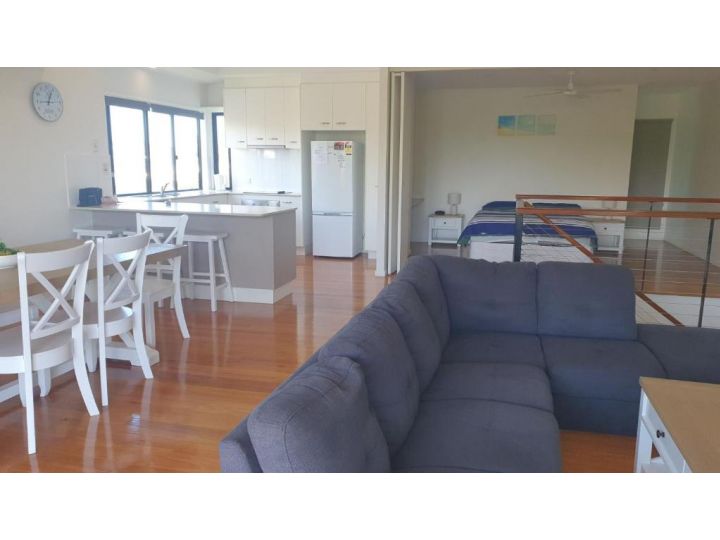 Unit 1 Rainbow Surf - Modern, two storey townhouse with large shared pool, close to beach and shop Guest house, Rainbow Beach - imaginea 3