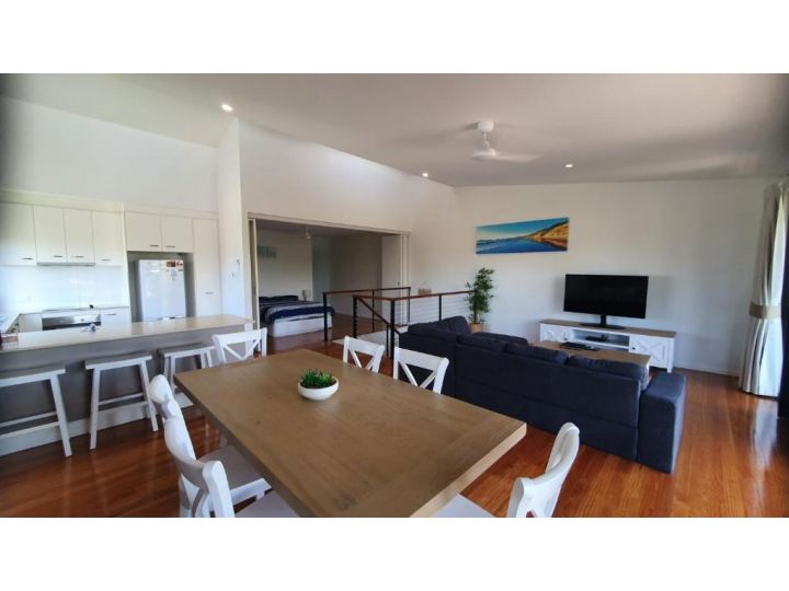 Unit 1 Rainbow Surf - Modern, two storey townhouse with large shared pool, close to beach and shop Guest house, Rainbow Beach - imaginea 4