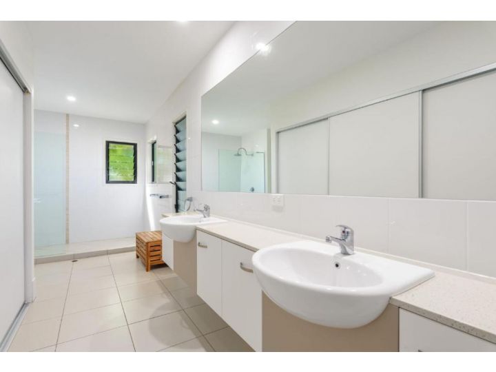 Unit 1 Rainbow Surf - Modern, two storey townhouse with large shared pool, close to beach and shop Guest house, Rainbow Beach - imaginea 11