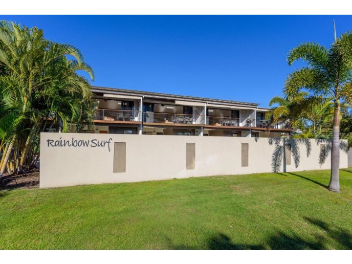 Unit 1 Rainbow Surf - Modern, two storey townhouse with large shared pool, close to beach and shop Guest house, Rainbow Beach - imaginea 1