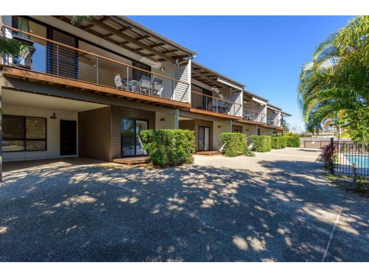 Unit 1 Rainbow Surf - Modern, two storey townhouse with large shared pool, close to beach and shop Guest house, Rainbow Beach - imaginea 15