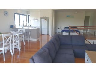 Unit 1 Rainbow Surf - Modern, two storey townhouse with large shared pool, close to beach and shop Guest house, Rainbow Beach - 3