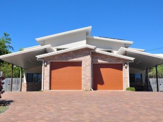 Unit 2,15 Carlo Road- Rainbow Beach - pool, air conditioning, sleeps 6 Guest house, Rainbow Beach - 1