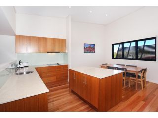 Unit 2 'The Drift', Mudjimba Beach Apartment, Mudjimba - 5