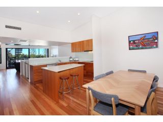 Unit 2 'The Drift', Mudjimba Beach Apartment, Mudjimba - 4