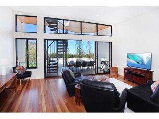 Unit 2 'The Drift', Mudjimba Beach Apartment, Mudjimba - 1