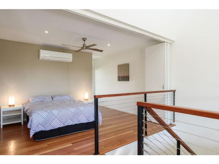 Unit 2 Rainbow Surf - Modern, double storey townhouse with large shared pool, close to beach and shops Guest house, Rainbow Beach - imaginea 7