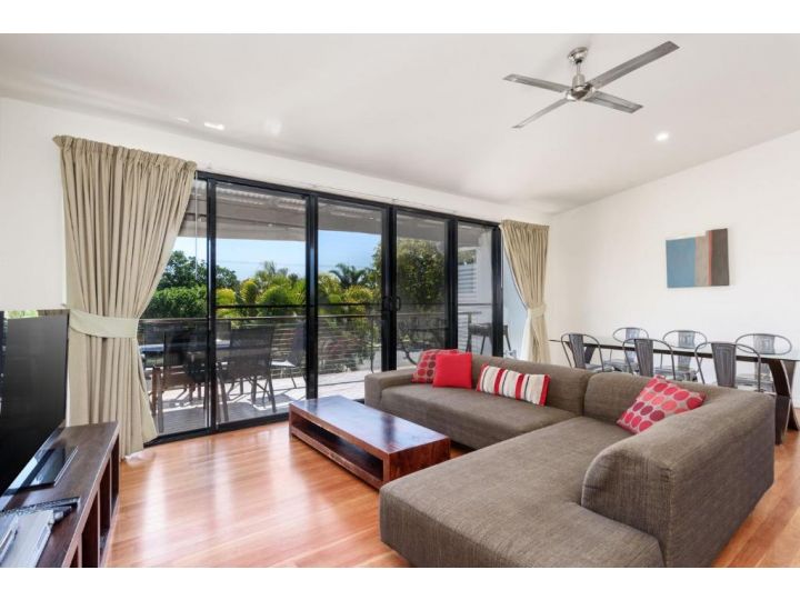 Unit 2 Rainbow Surf - Modern, double storey townhouse with large shared pool, close to beach and shops Guest house, Rainbow Beach - imaginea 6