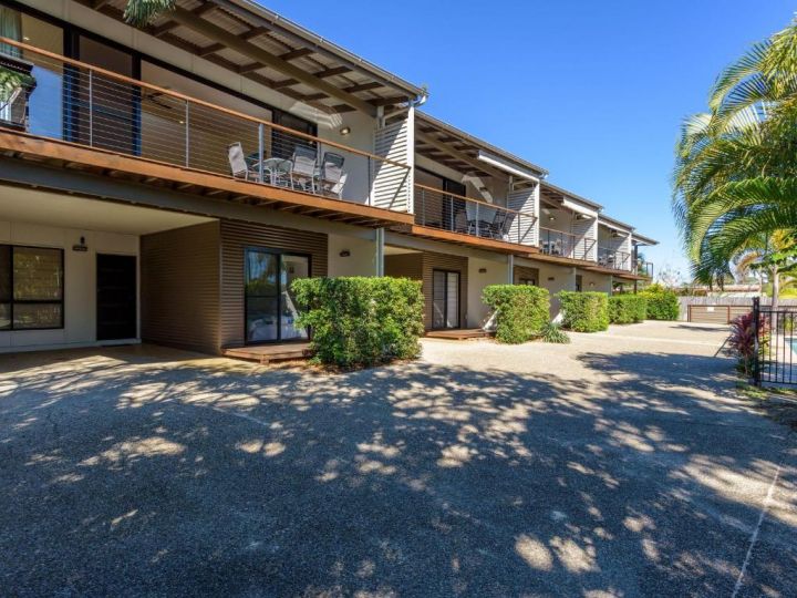 Unit 2 Rainbow Surf - Modern, double storey townhouse with large shared pool, close to beach and shops Guest house, Rainbow Beach - imaginea 1