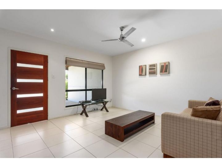 Unit 2 Rainbow Surf - Modern, double storey townhouse with large shared pool, close to beach and shops Guest house, Rainbow Beach - imaginea 8