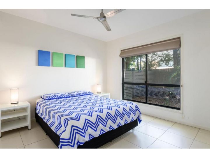Unit 2 Rainbow Surf - Modern, double storey townhouse with large shared pool, close to beach and shops Guest house, Rainbow Beach - imaginea 10