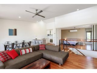 Unit 2 Rainbow Surf - Modern, double storey townhouse with large shared pool, close to beach and shops Guest house, Rainbow Beach - 5