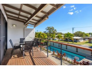 Unit 2 Rainbow Surf - Modern, double storey townhouse with large shared pool, close to beach and shops Guest house, Rainbow Beach - 2